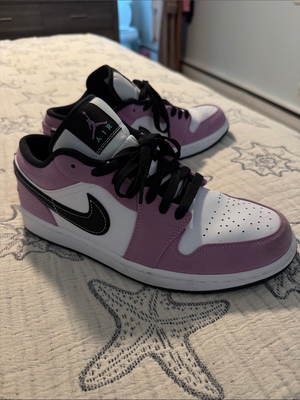 LIKE NEW violet shock air jordan lows